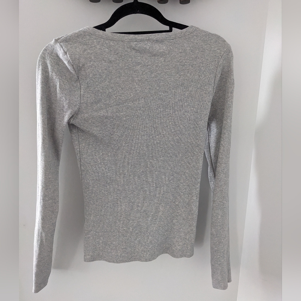 Guess Women's grey long sleeve V-neck top - Size US M - Picture 6 of 8